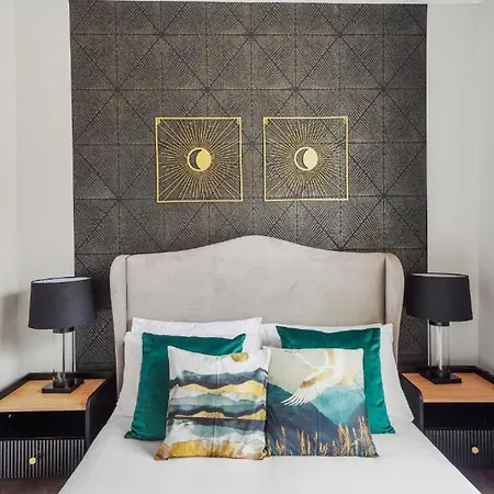 Pristine Stylish Townhouse On The Stray - Sleeps 8 * Harrogate