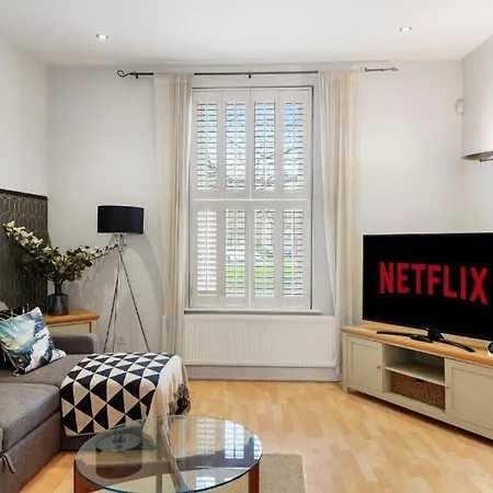 Pristine Stylish Townhouse On The Stray - Sleeps 8 *