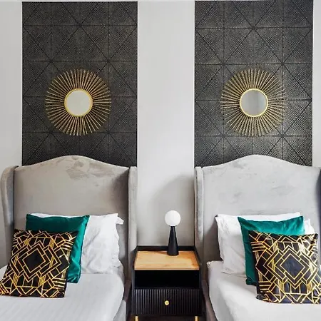 Pristine Stylish Townhouse On The Stray - Sleeps 8 *