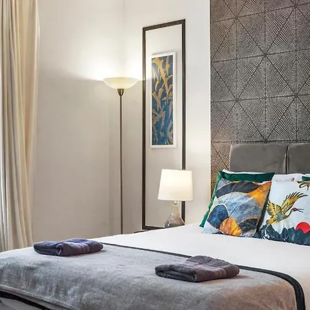 Tatil Evi Pristine Stylish Townhouse On The Stray - Sleeps 8 Harrogate
